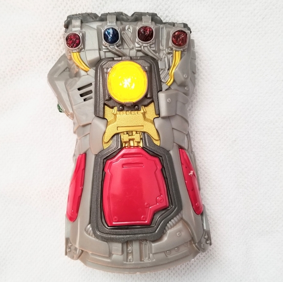 MARVEL's AVENGERS THANOS GAUNLET - Picture 1 of 2